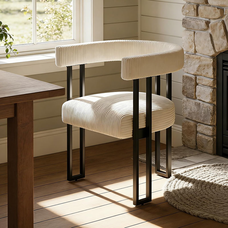 Jedálenská stolička Boucle, biela manšestrová čalúnená jedálenská stolička s kovovými nohami, moderná stolička z polovice storočia